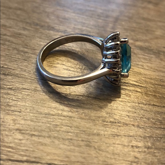 💎 Stunning Triangle Shaped Aquamarine Ring - Picture 4 of 6